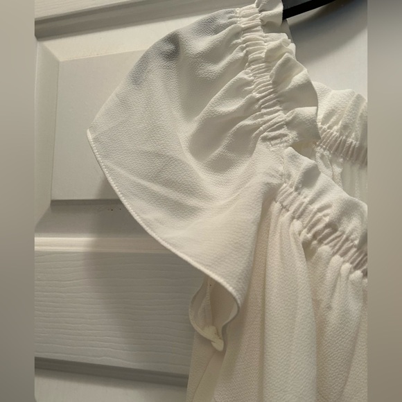 NWOT CeCe GORGEOUS Cream Off-Shoulder Blouse, Size Medium - Picture 5 of 13